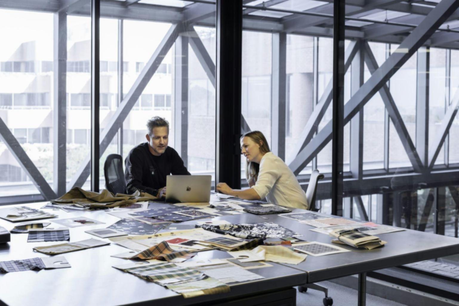 Professionelle Beratungsumgebung mit Finanzexperten